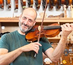 איש מנגן בכינור